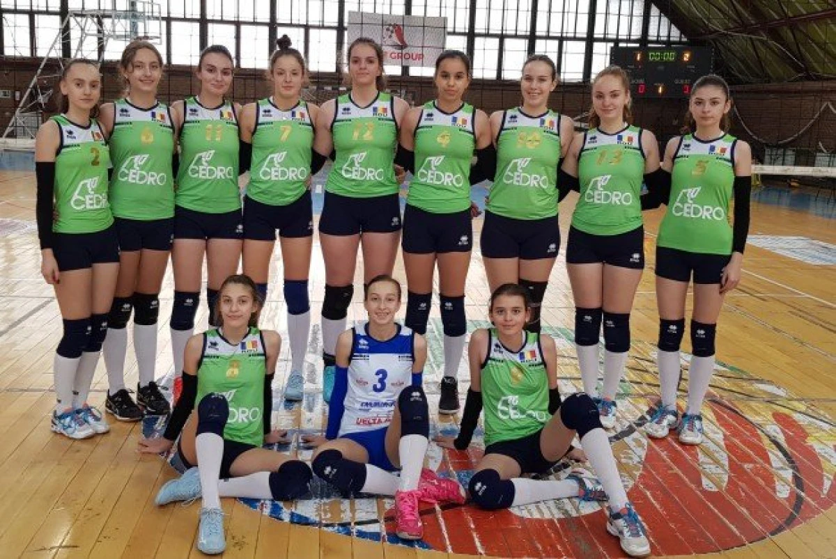 Două nădlăcance şi antrenorul, la lotul naţional U17
