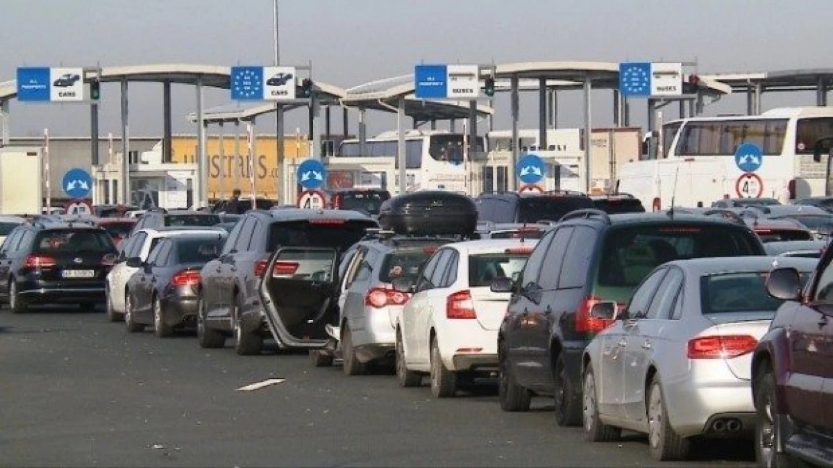 Două ore de așteptare la ieșirea din țară prin PTF Nădlac I și Nădlac II