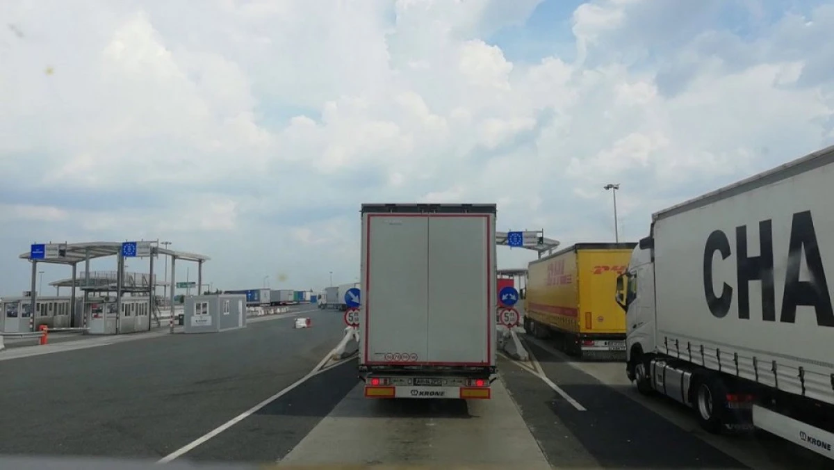 Două ore de așteptare pentru TIR-uri, în vama Nădlac II, la intrarea în țară
