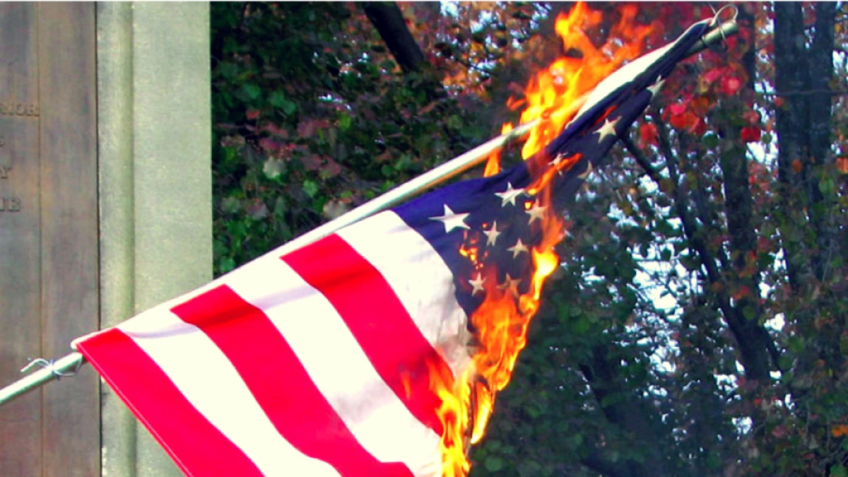 Două persoane au fost arestate după ce au incendiat un steag american în apropiere de Casa Albă