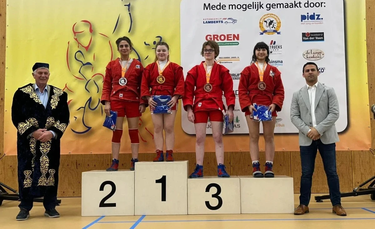 Două sportive de la CS Universitatea Arad, medaliate la Openul de sambo al Olandei
