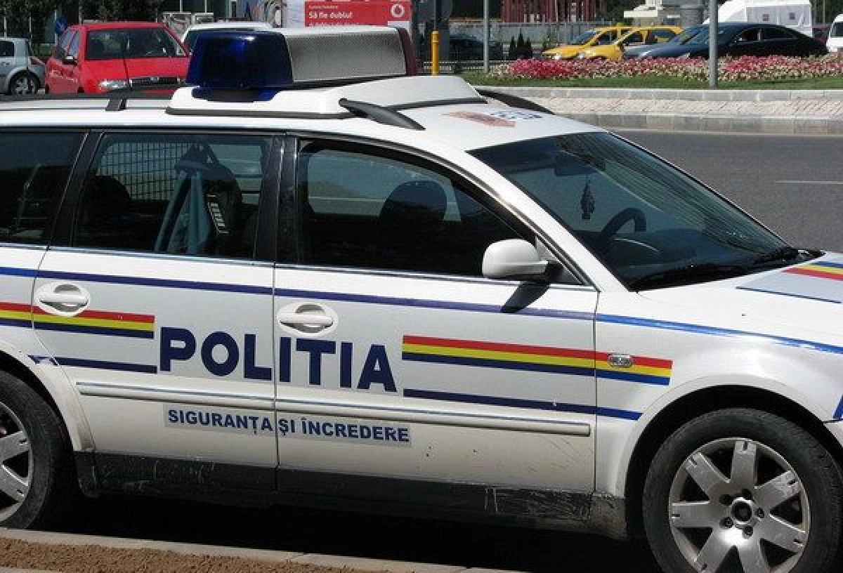 Două tinere au furat 30 de pachete cu dulciuri, dintr-un autoturism