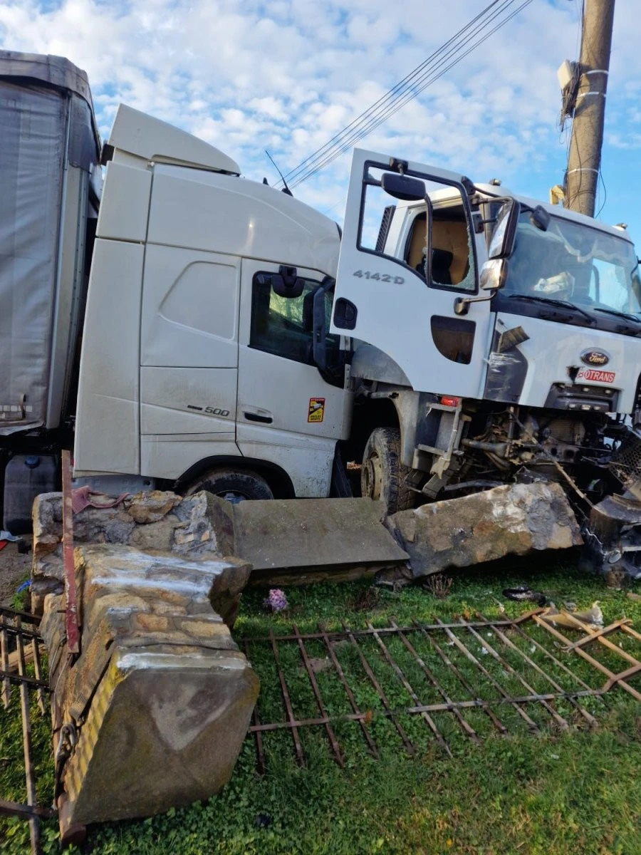 Două TIR-uri au fost făcute praf, la Lipova. Un șofer a ajuns la spital