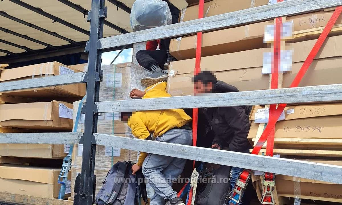 Două TIR-uri, oprite la PTF Nădlac II. 26 de refugiați se ascundeau în compartimentele pentru marfă