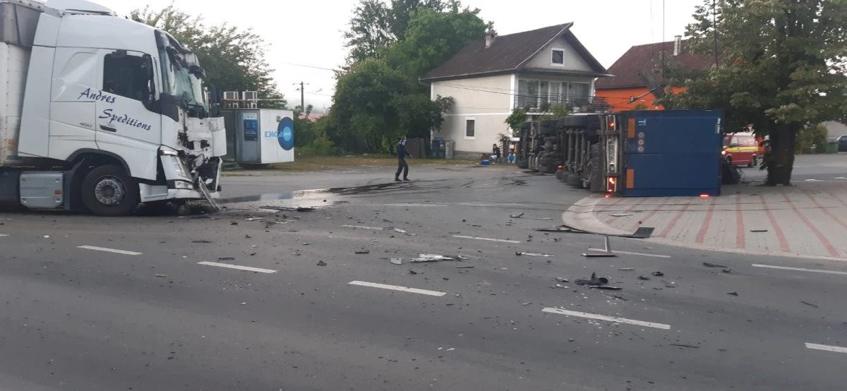 Două TIR-uri s-au ciocnit în Săvârșin, blocând circulația pe DN7
