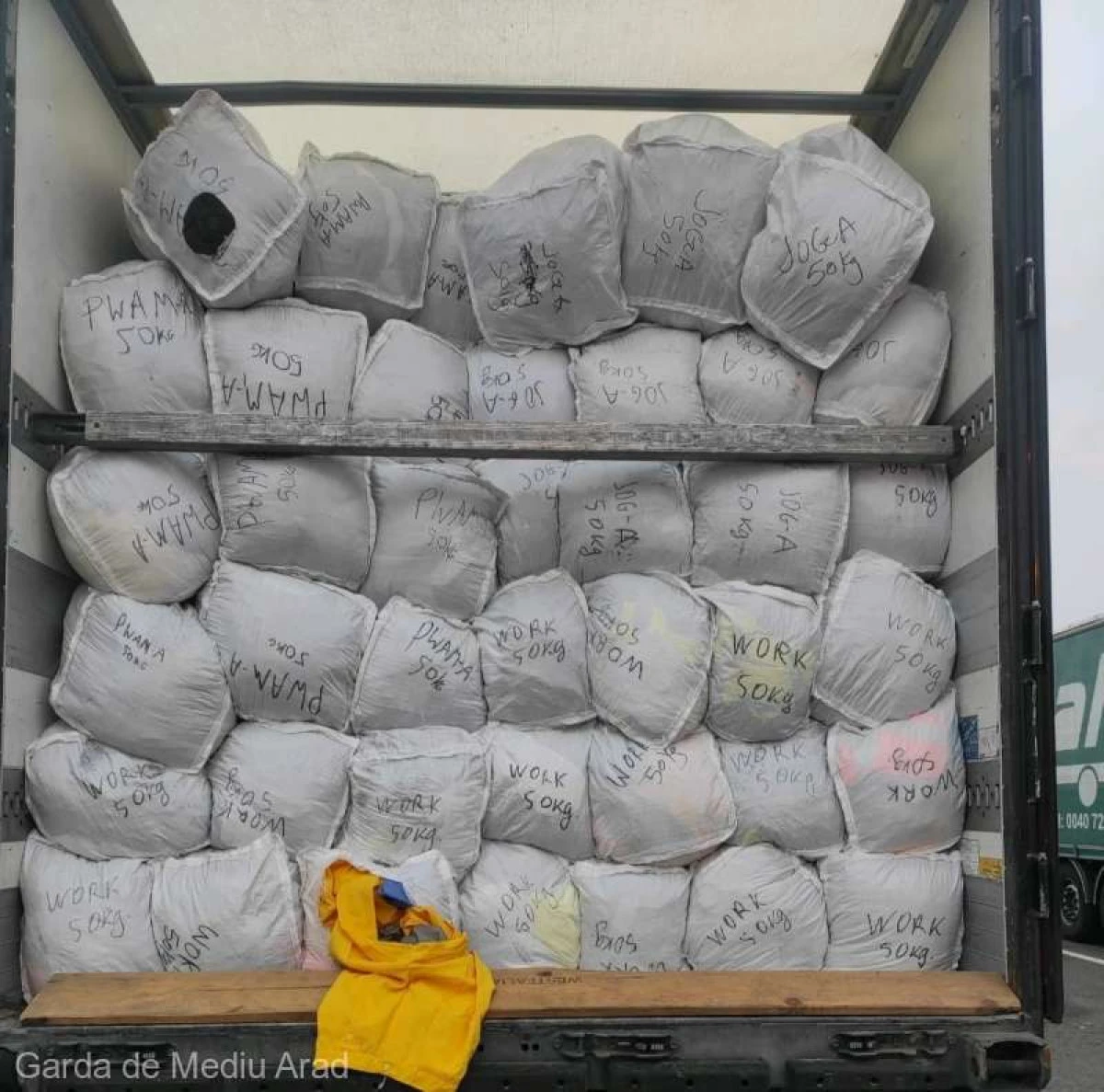 Două transporturi de deşeuri textile din Germania, oprite la intrarea în România