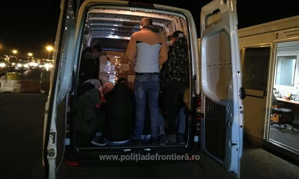 Douăzeci de cetăţeni din Iran, Afganistan şi Irak ascunşi printre piese auto, opriţi la frontiera cu Ungaria   