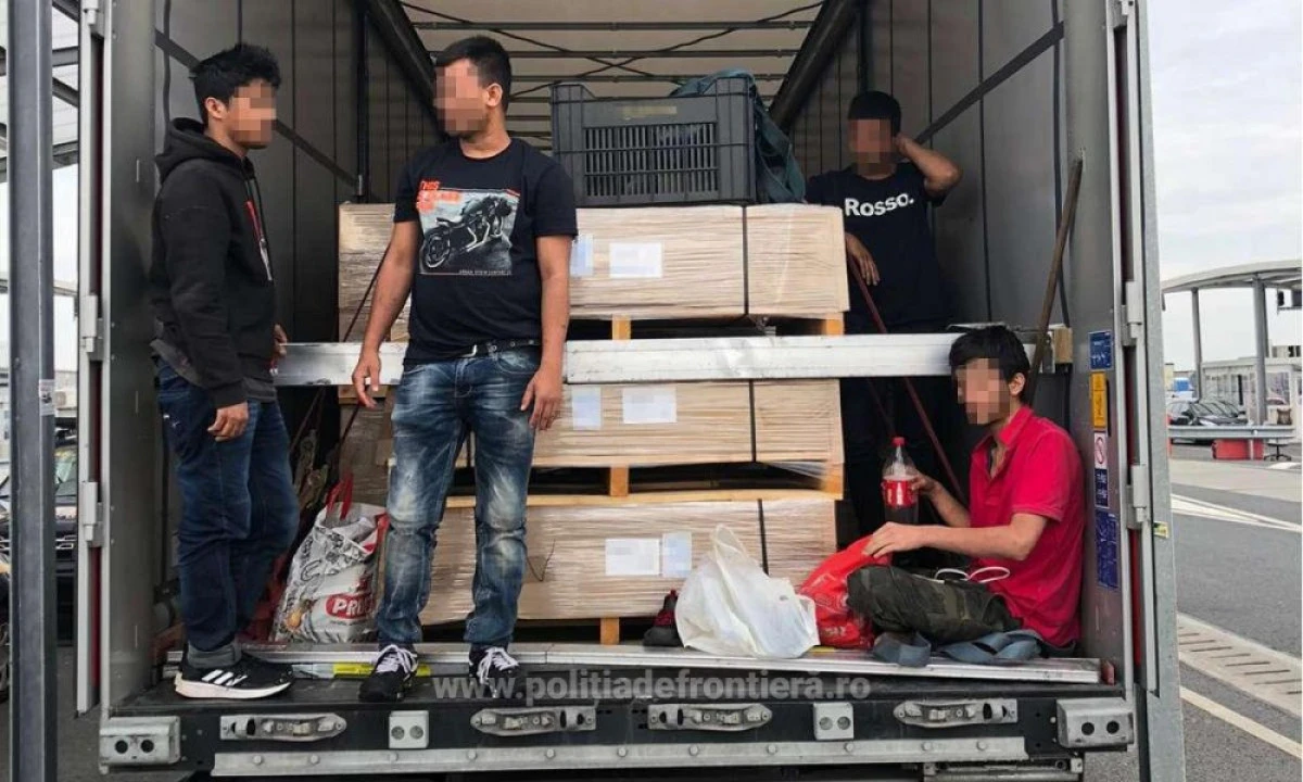 Douăzeci de turci și afgani, solicitanţi de azil în ţara noastră, au încercat să treacă ilegal frontiera în Ungaria, ascunşi în două automarfare și un microbuz