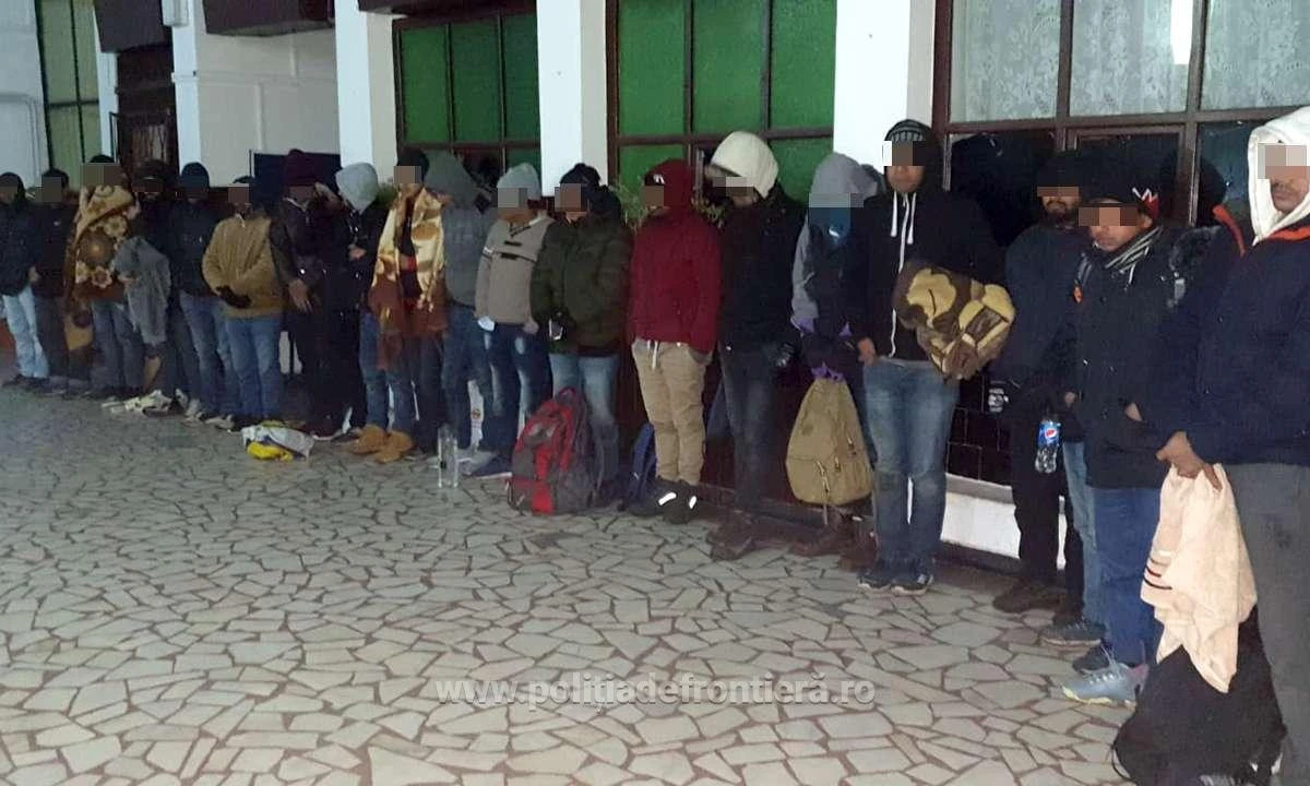 Douăzeci şi doi de cetăţeni străini, călăuziţi de un cetăţean român, opriţi la frontiera cu Ungaria