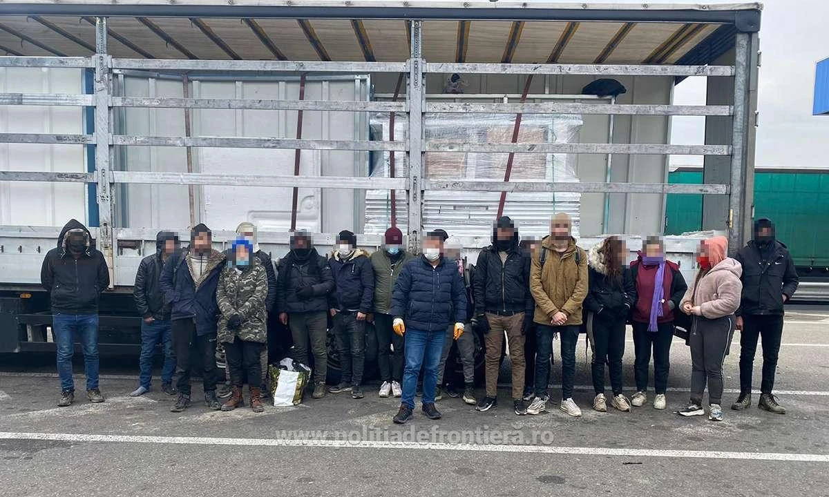 Douăzeci şi doi de cetăţeni străini, depistaţi ascunşi în automarfare la Nădlac II