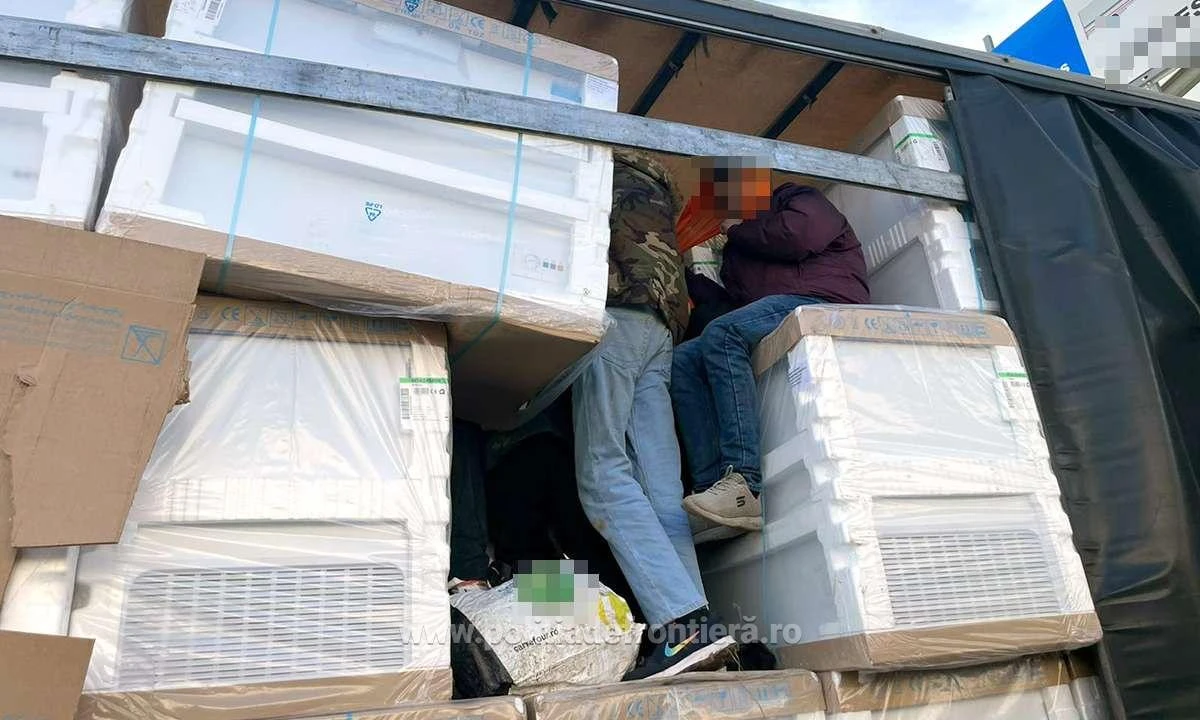 Douăzeci și șase de refugiați au încercat să treacă în Ungaria, ascunşi într-un camion încărcat cu frigidere