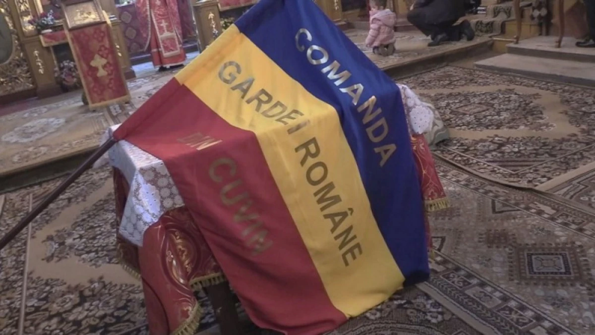 Drapelul din 1918 al Comandei Gărzii Naționale Cuvin, reconstituit și repus în biserică