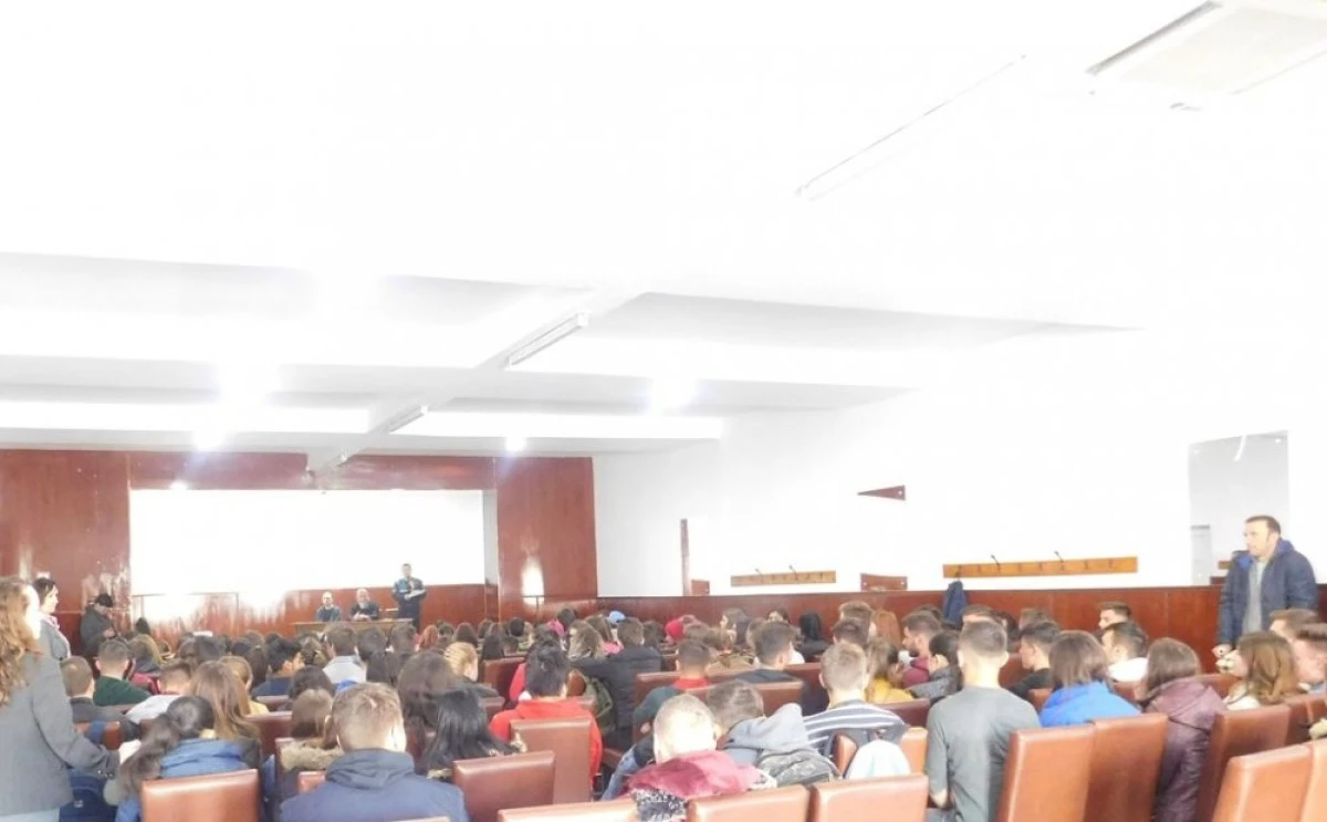 „Drogurile sau despre fericirea iluzorie ce corodează integritatea persoanei”, conferință organizată la Liceul din Cermei