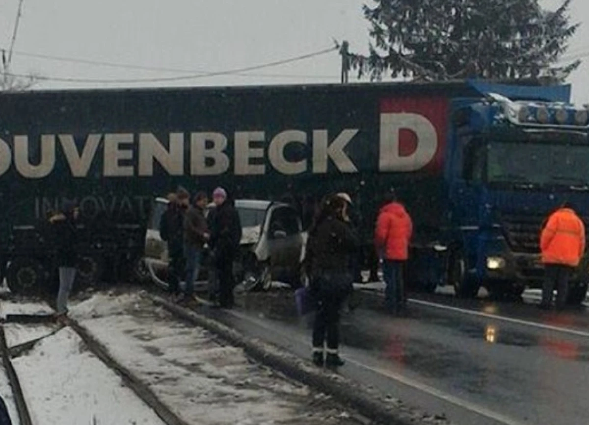 Drum blocat la Sâmbăteni! Accident între două autotrenuri și un autoturism