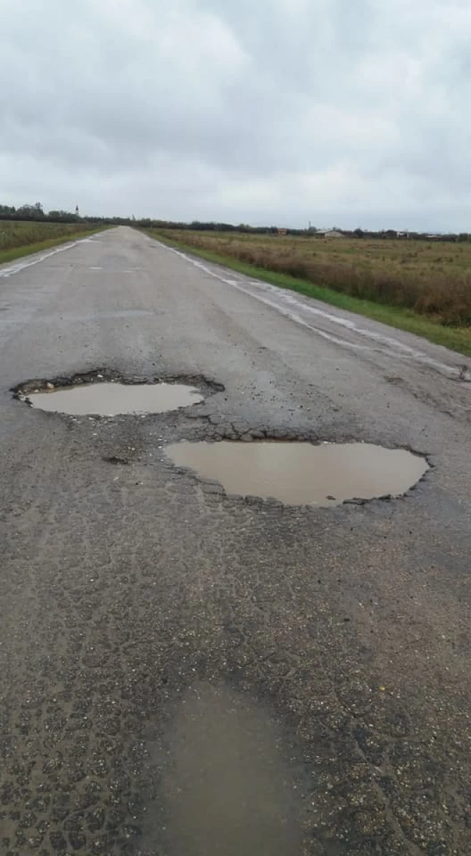 Drum judeţean din Arad, plin de gropi. „Nici Poliţia nu stă la pândă”