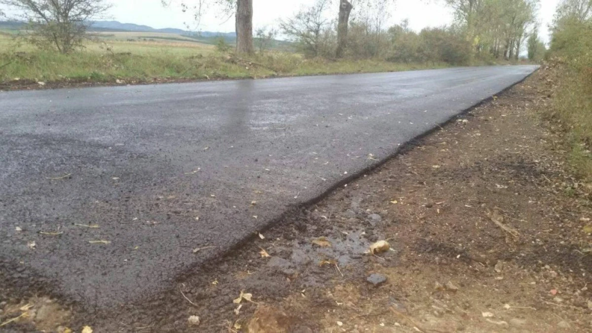 Drum judeţean, reabilitat în batjocură. Grosimea asfaltului, doar trei centimetri!