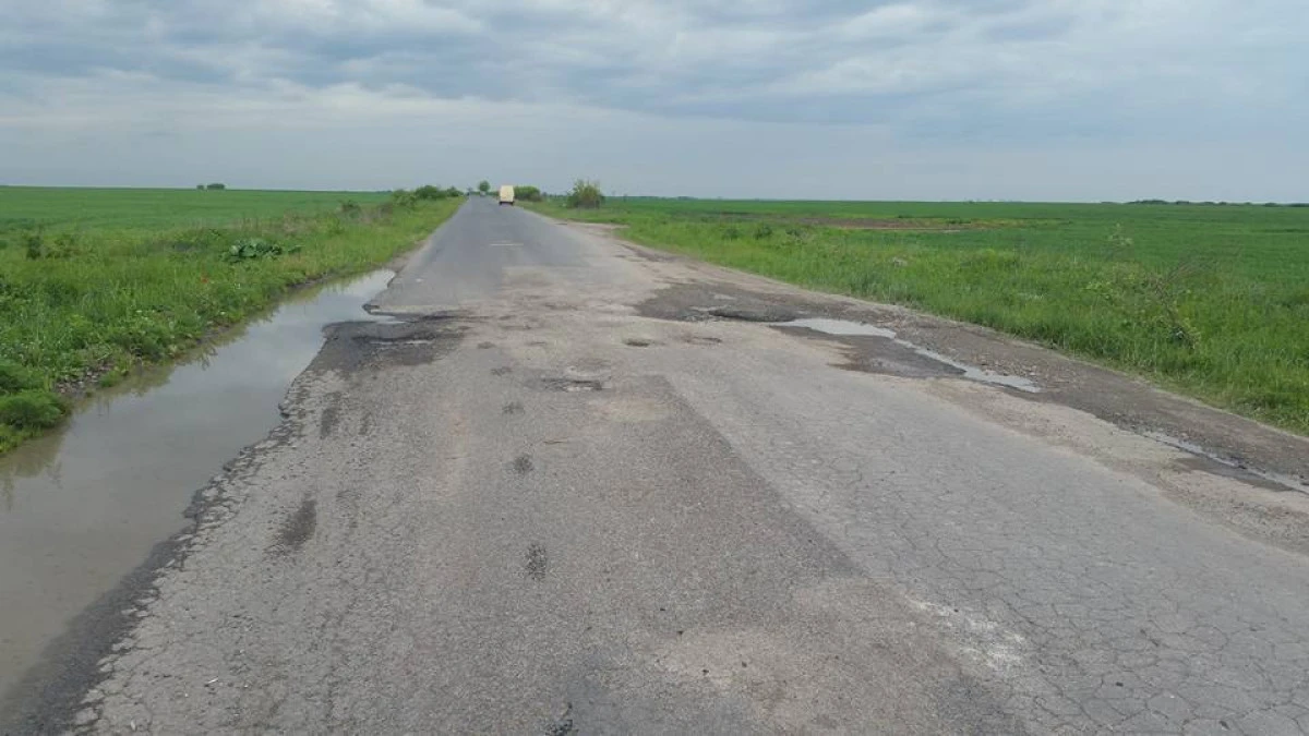 Drumul care leagă două oraşe din judeţul Arad este într-o stare jalnică (FOTO)