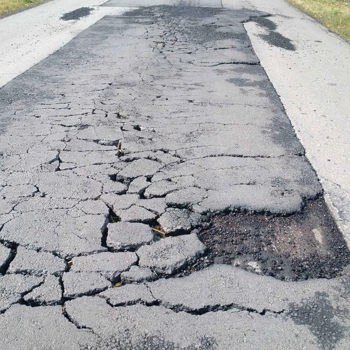 Drumul Iratoşu-Dorobanţi arată deplorabil, după două luni de la reabilitare