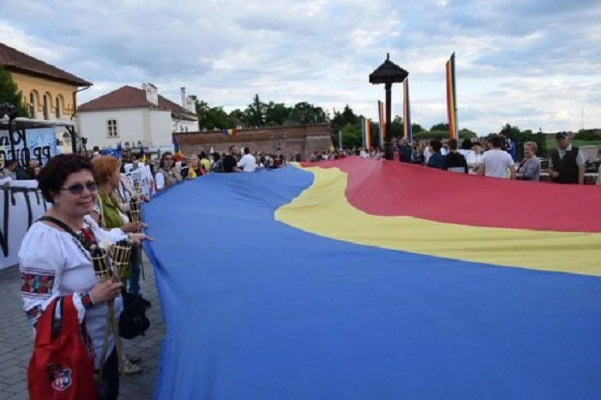 Drumul Unirii, refăcut cu căruțe și drapele interbelice