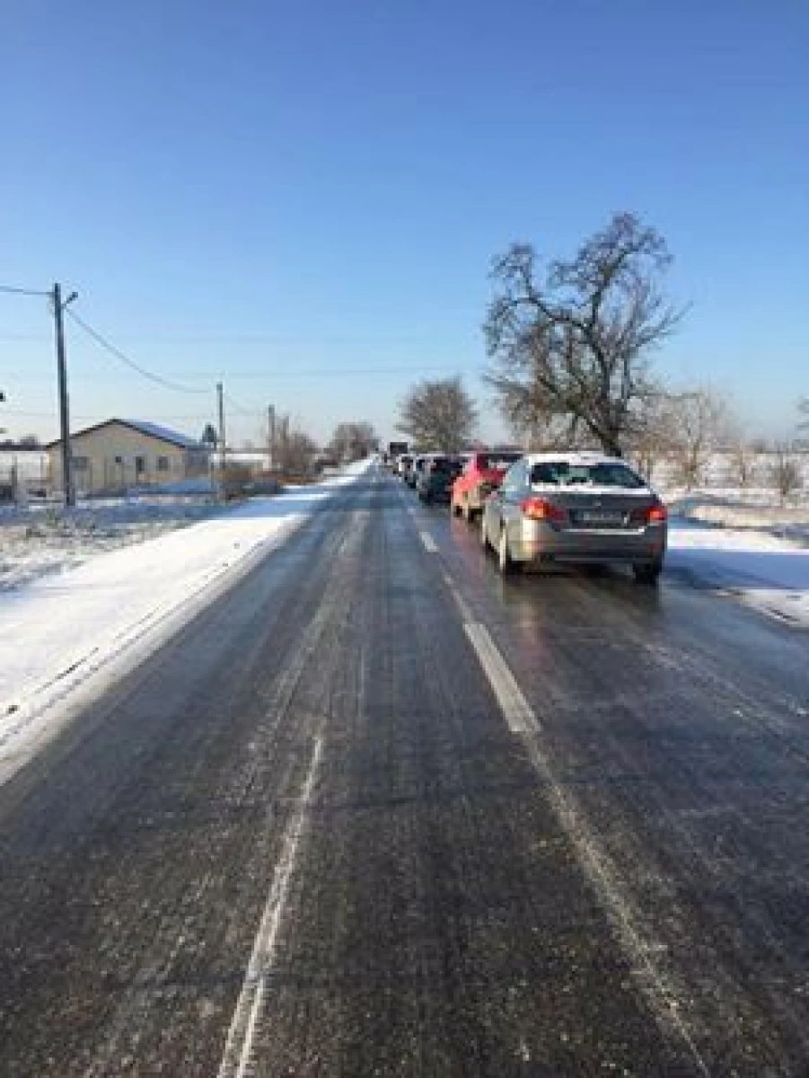 Drumurile județene sunt deszăpezite doar în acte. Arad - Șiria a devenit patinoar
