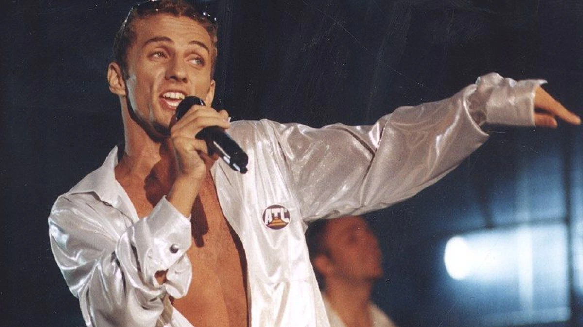 DUPA CE A CHELTUIT TOTI BANII PE PIESA CU CARE VA CONCURA LA EUROVISION, MIHAI TRAISTARIU RASUFLA USURAT CA VA PRIMI MANCARE SI CAZARE GRATUIT