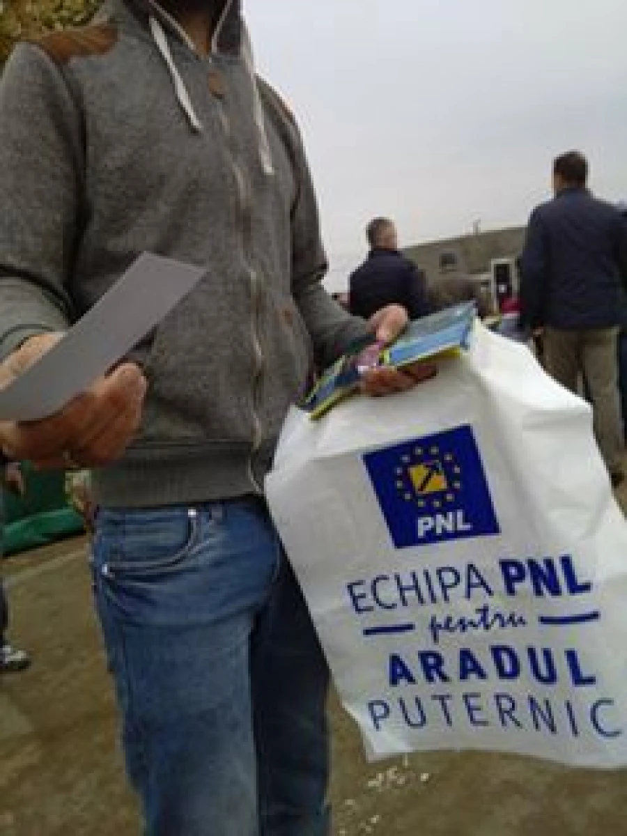 DUPĂ SLOGAN, PNL A FURAT ŞI STARTUL CAMPANIEI. LIBERALII UMBLĂ CU PUNGA DE UN LEU DUPĂ VOTURI