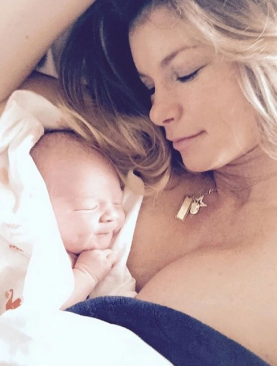 E ADORABIL! PRIMA POZA CU BAIETELUL MODELULUI MARISA MILLER