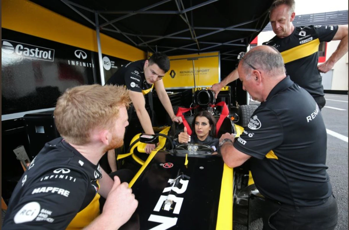Ea este prima femeie saudită care a urcat la volanul unei mașini de Formula 1