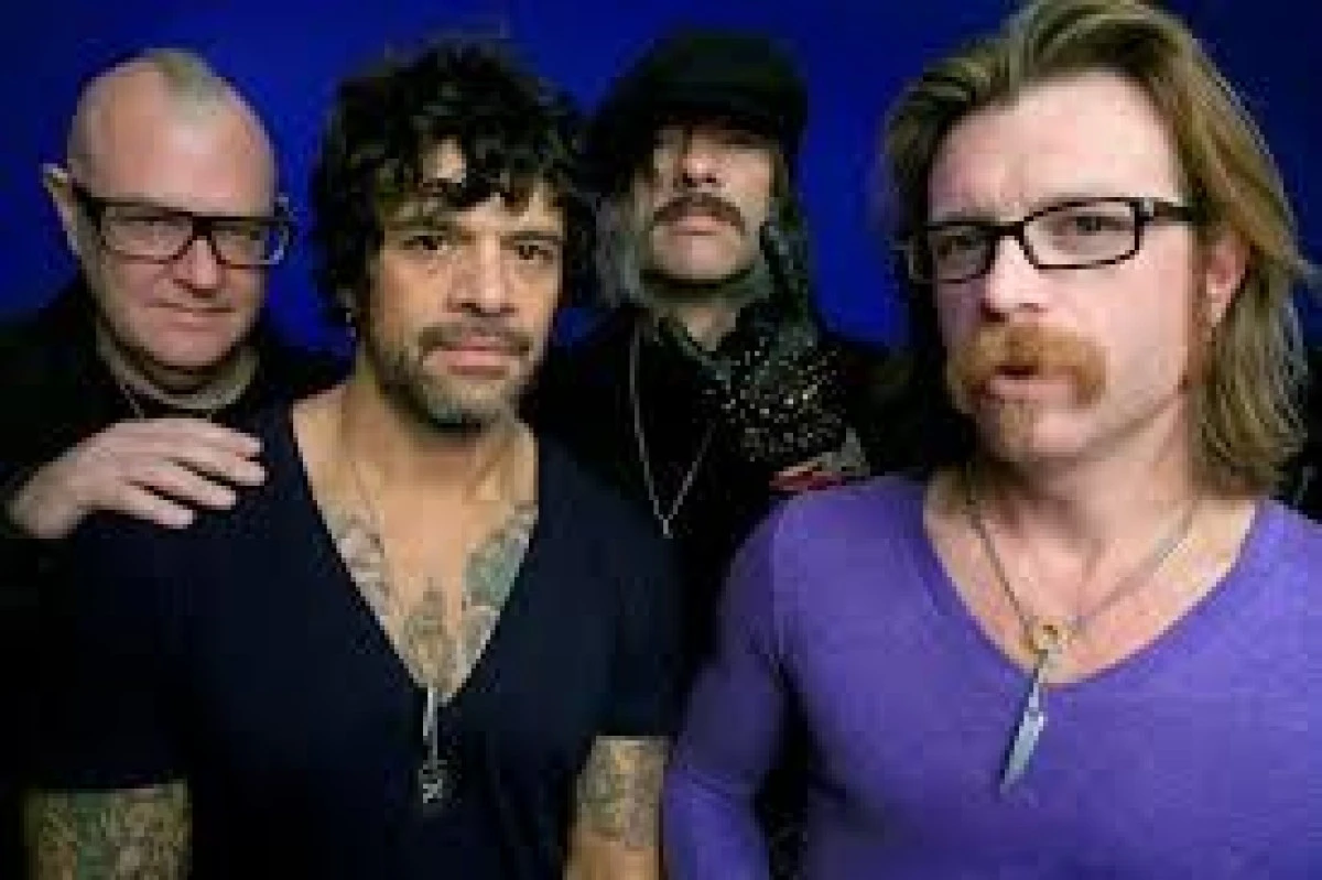 "EAGLES OF DEATH METAL" VOR SA CONCERTEZE LA REDESCHIDEREA SALII BATACLAN