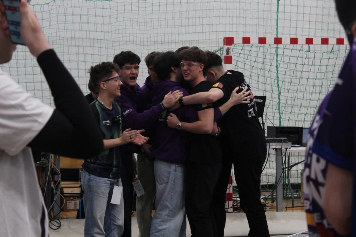Echipa de robotică Delta Force, câștigătoare a Regionalei de Vest și calificată la Campionatul Național FIRST Tech Challenge