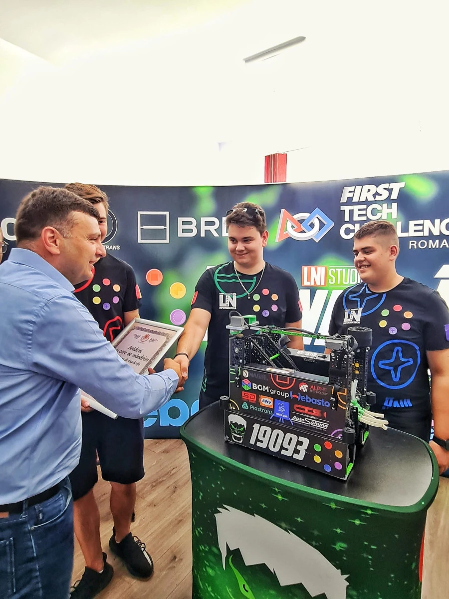 Echipa de robotică Infinity Bolts a primit diploma „Arădeni cu care ne mândrim”