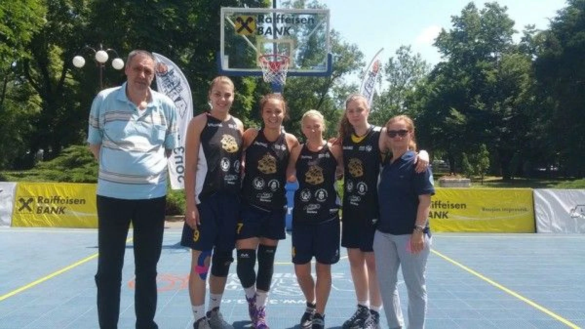 ECHIPA UNIV.GOLDIS ARAD ESTE VICECAMPIOANA UNIVERSITARA LA STREETBALL