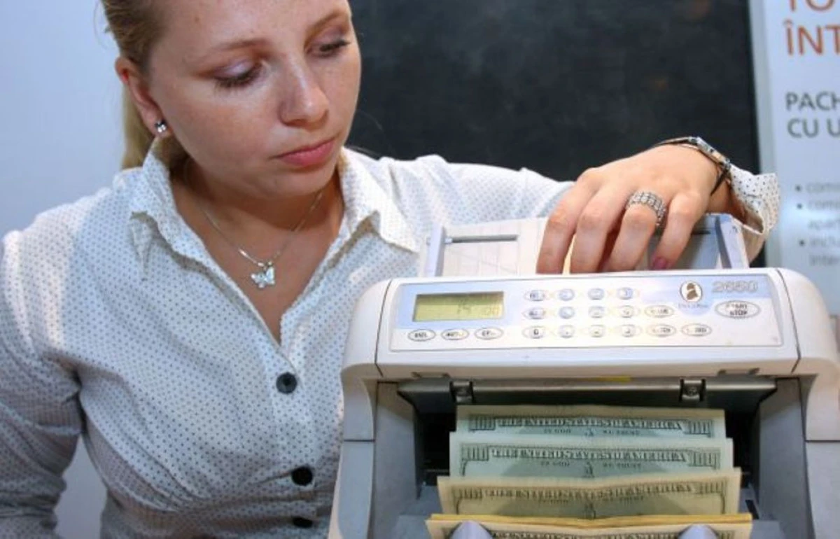 EFECTUL DOLAR! BENZINA AJUNGE DIN NOU LA 6,5 LEI PE LITRU