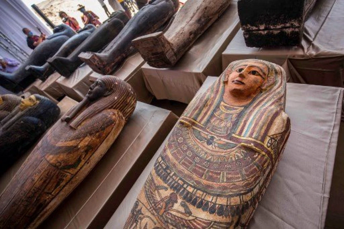 Egiptul a anunţat că a descoperit zeci de sarcofage şi mumii în Saqqara, neatinse de peste 2.600 de ani