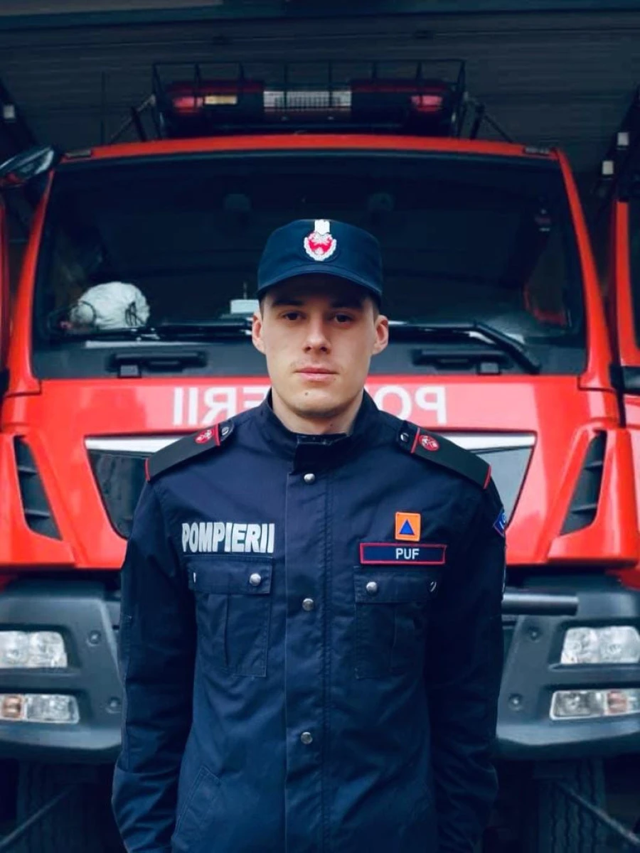 El este Darius, tânărul pompier din Arad, devenit erou după ce a salvat viața unei femei însărcinate