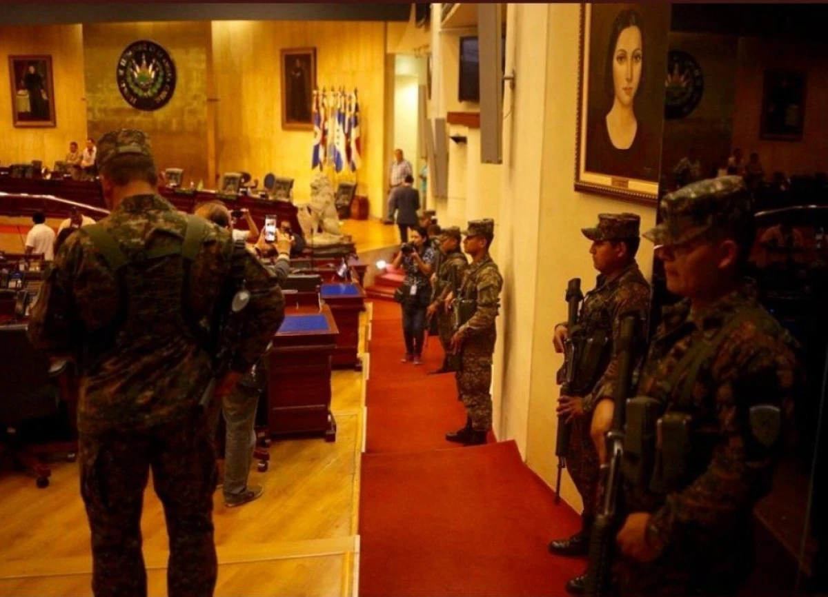 El Salvador dă în clocot: Descindere fără precedent a armatei în incinta parlamentului!