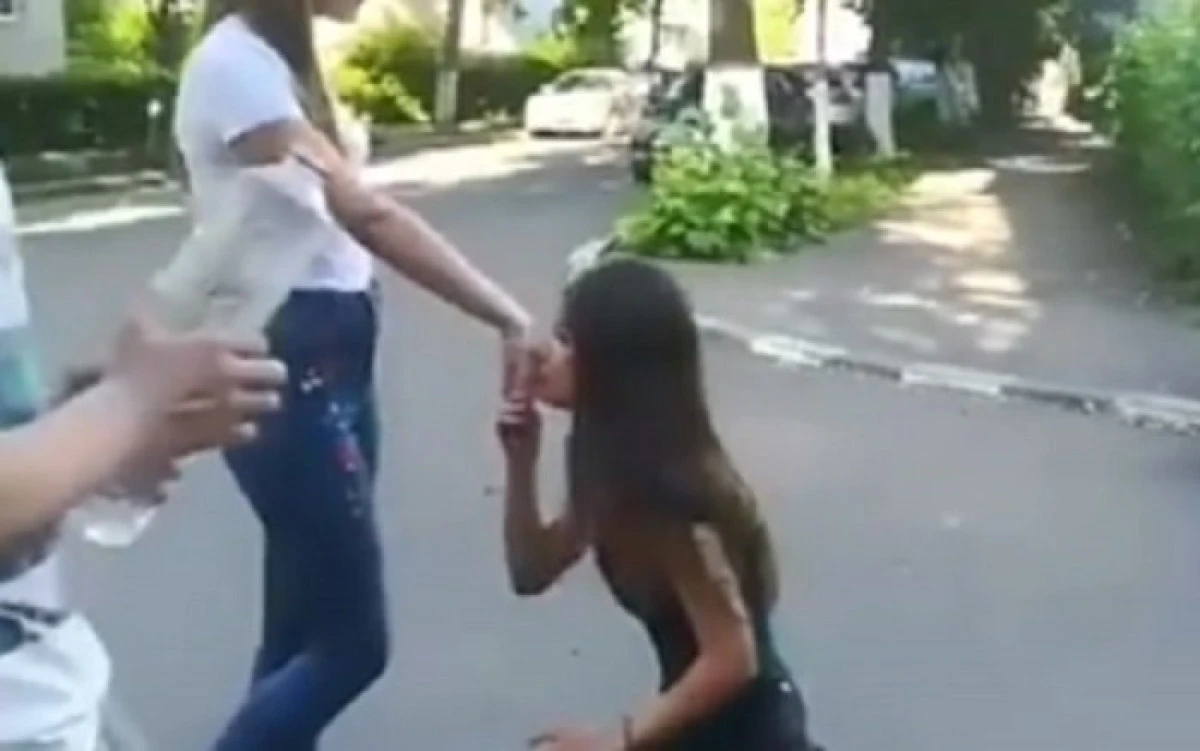 Elevă, bătută și obligată să le sărute mâna agresoarelor