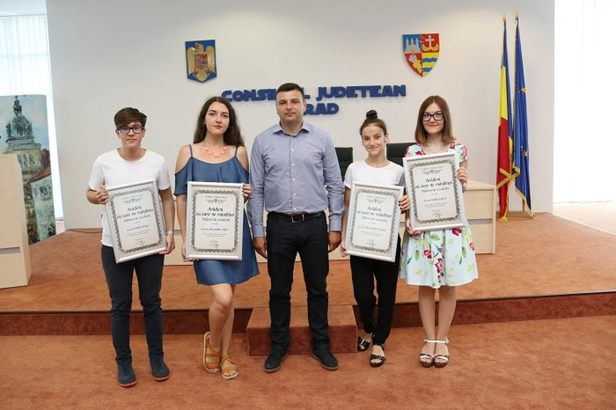 Elevii arădeni care au obținut nota 10 la Bac au primit diplome de excelenţă