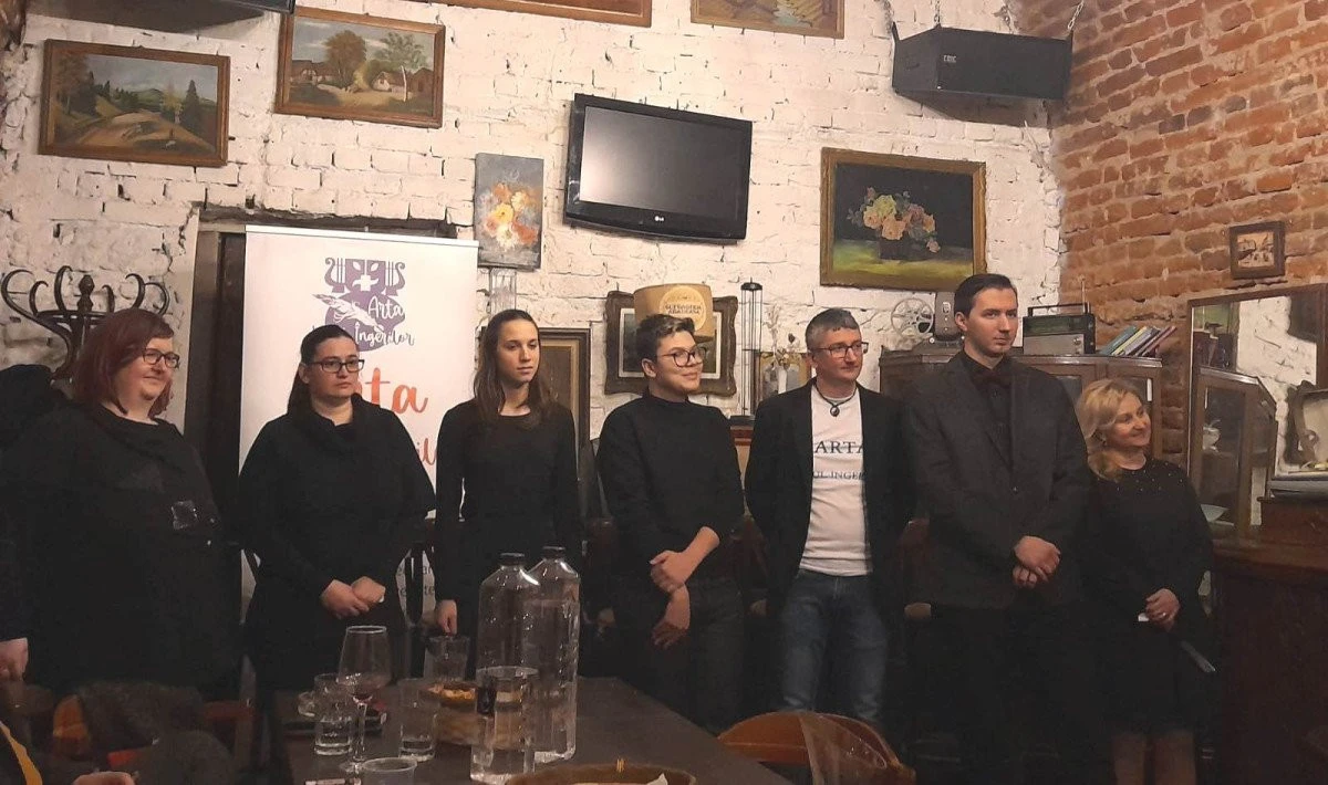 Elevii clasei de actorie a Școlii Populare de Artă, în Sufrageria arădeană