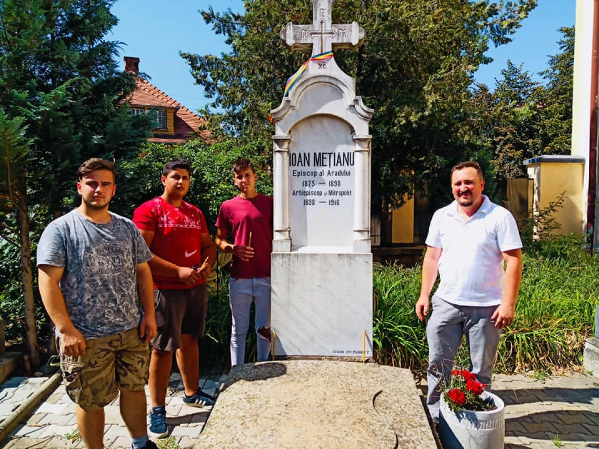 Elevii de la Astra Arad au vizitat mormântul episcopului arădean Ioan Mețianu
