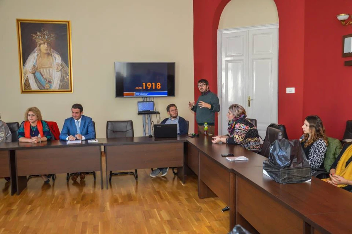 Elevii de la „Sabin Drăgoi” au prezentat machetele grupului statuar ,,Arad 1918"