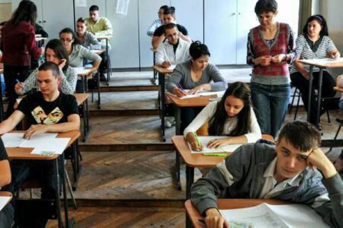 ELEVII DIN CLASELE A IX-A SI A XII-A APARTINAND MINORITATILOR NATIONALE SUSTIN MARTI SIMULAREA LA LIMBA MATERNA