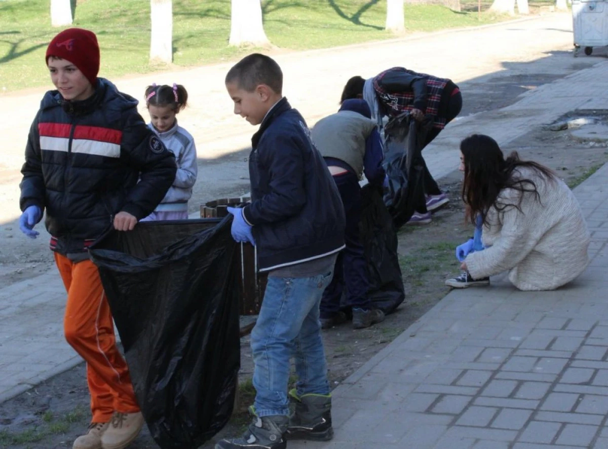 ELEVII DIN INEU AU PARTICIPAT, ALATURI DE VOLUNTARI, LA O ACTIUNE DE ECOLOGIZARE