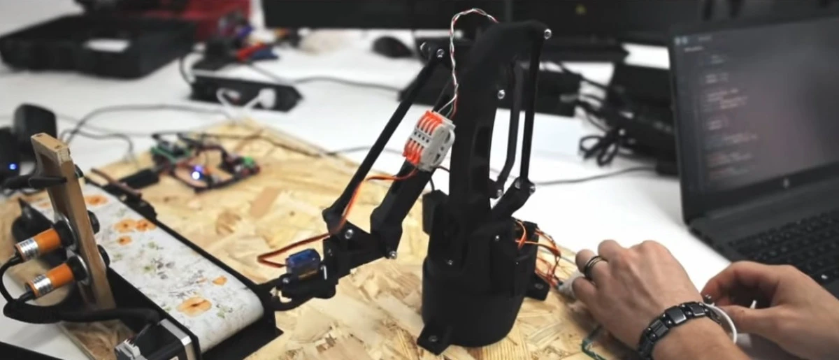Elevii din Lipova, la un pas de finala europeană de robotică. Au nevoie de voturile arădenilor