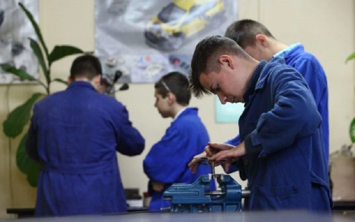 Elevii școlilor profesionale vor beneficia de cazare și mâncare de la stat