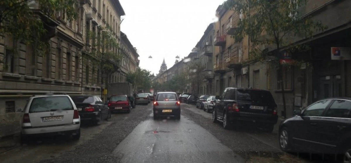 ELEVII SI PARINTII AU FOST ASTEPTATI IN PRIMA ZI DE SCOALA CU SANTURI SI STRAZI BLOCATE