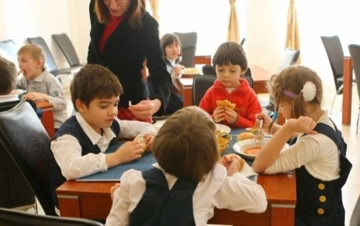 ELEVII VOR PRIMI O MASĂ CALDĂ PE ZI, PRINTR-UN PROIECT GUVERNAMENTAL