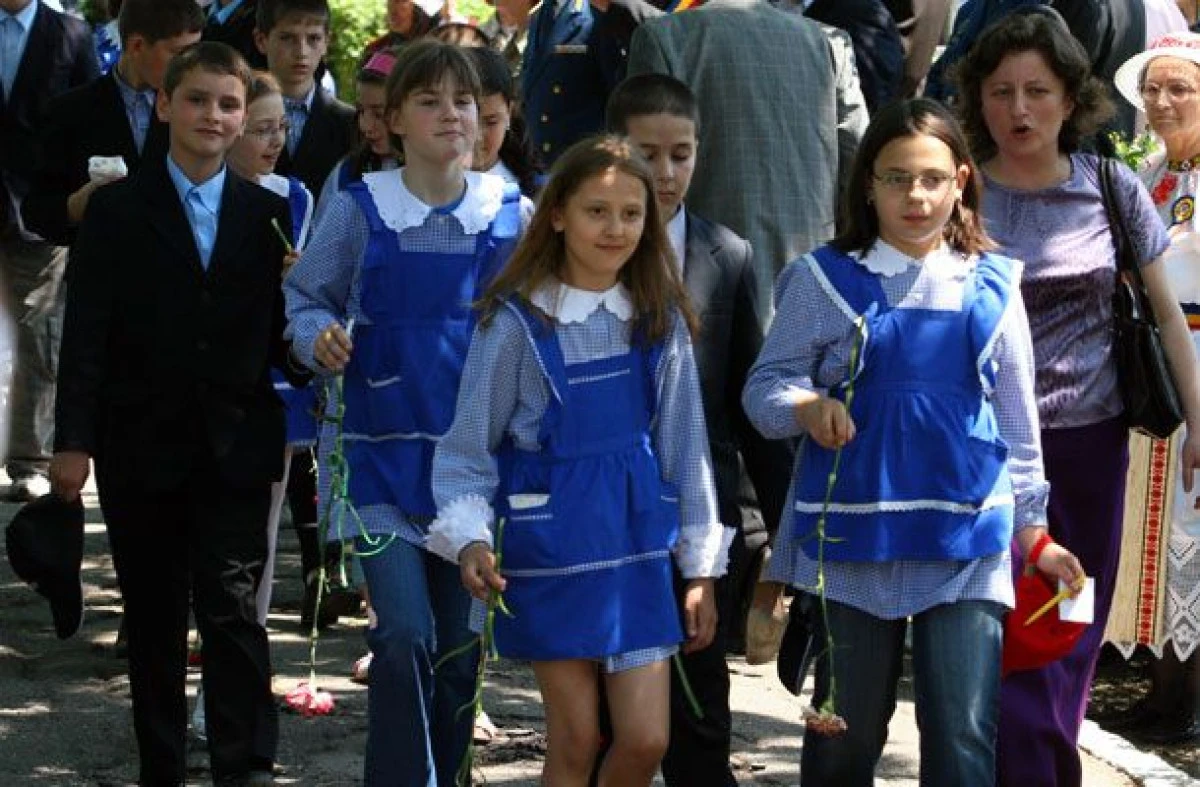 ELEVII VOR PURTA UN SEMN DISTINCTIV PENTRU FIECARE SCOALA: UNIFORMA, ESARFA SAU INSIGNA