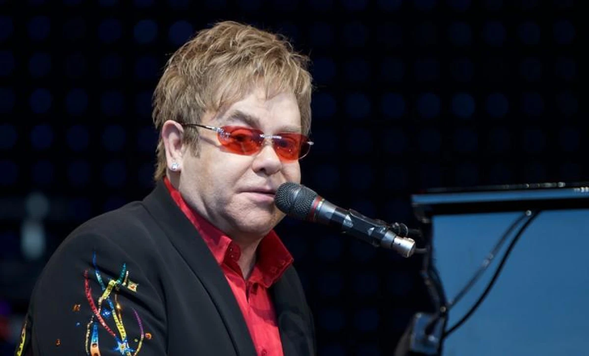 Elton John a ajuns din nou pe primul loc în top, după 16 ani