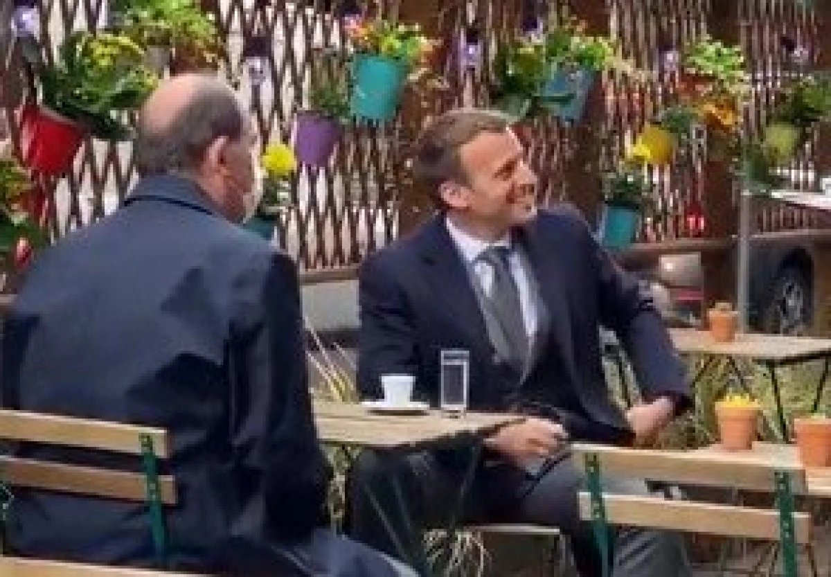 Emmanuel Macron a ”sărbătorit” redeschiderea teraselor împreună cu premierul Jean Castex